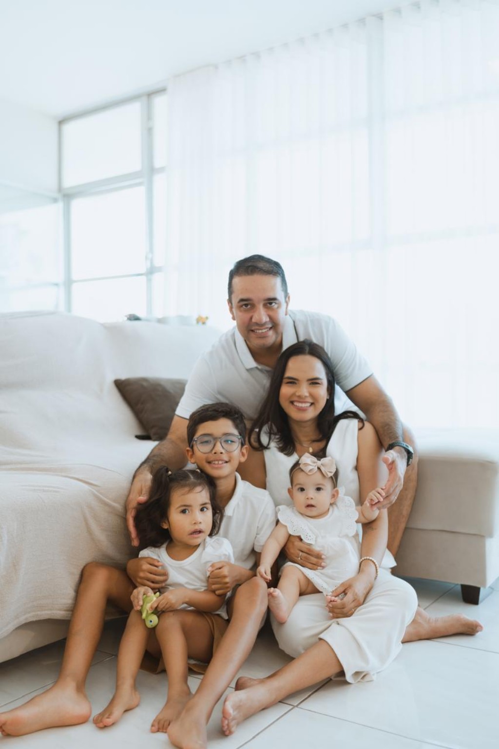 Átila, sua esposa e seus três filhos reunidos em casa